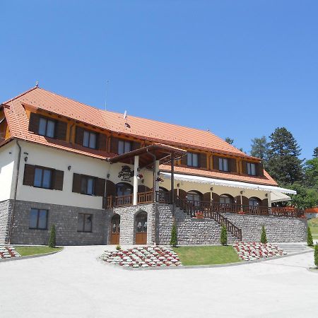 Farkas Panzió Hotel Karcfalva Kültér fotó