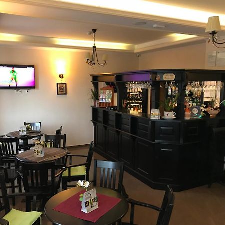 Farkas Panzió Hotel Karcfalva Kültér fotó