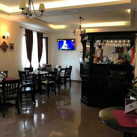 Farkas Panzió Hotel Karcfalva Kültér fotó