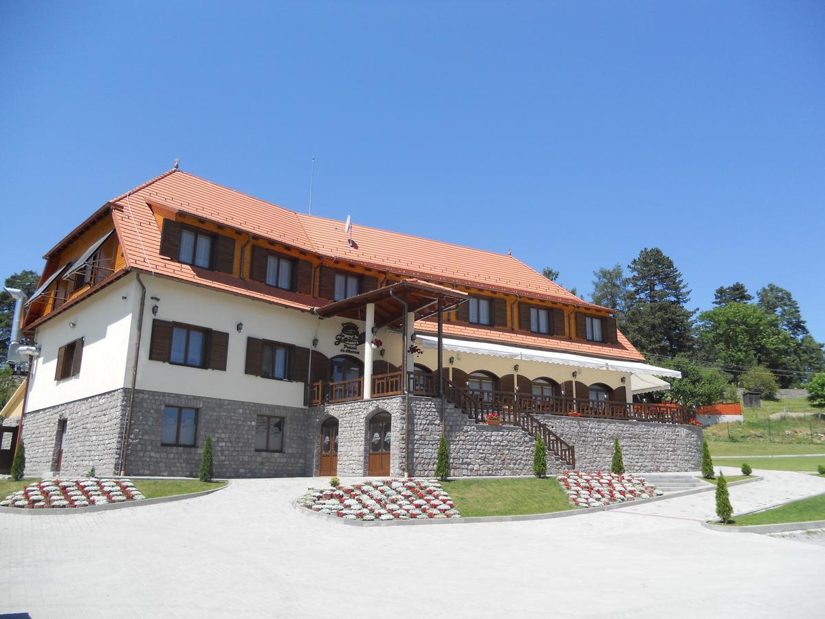 Farkas Panzió Hotel Karcfalva Kültér fotó