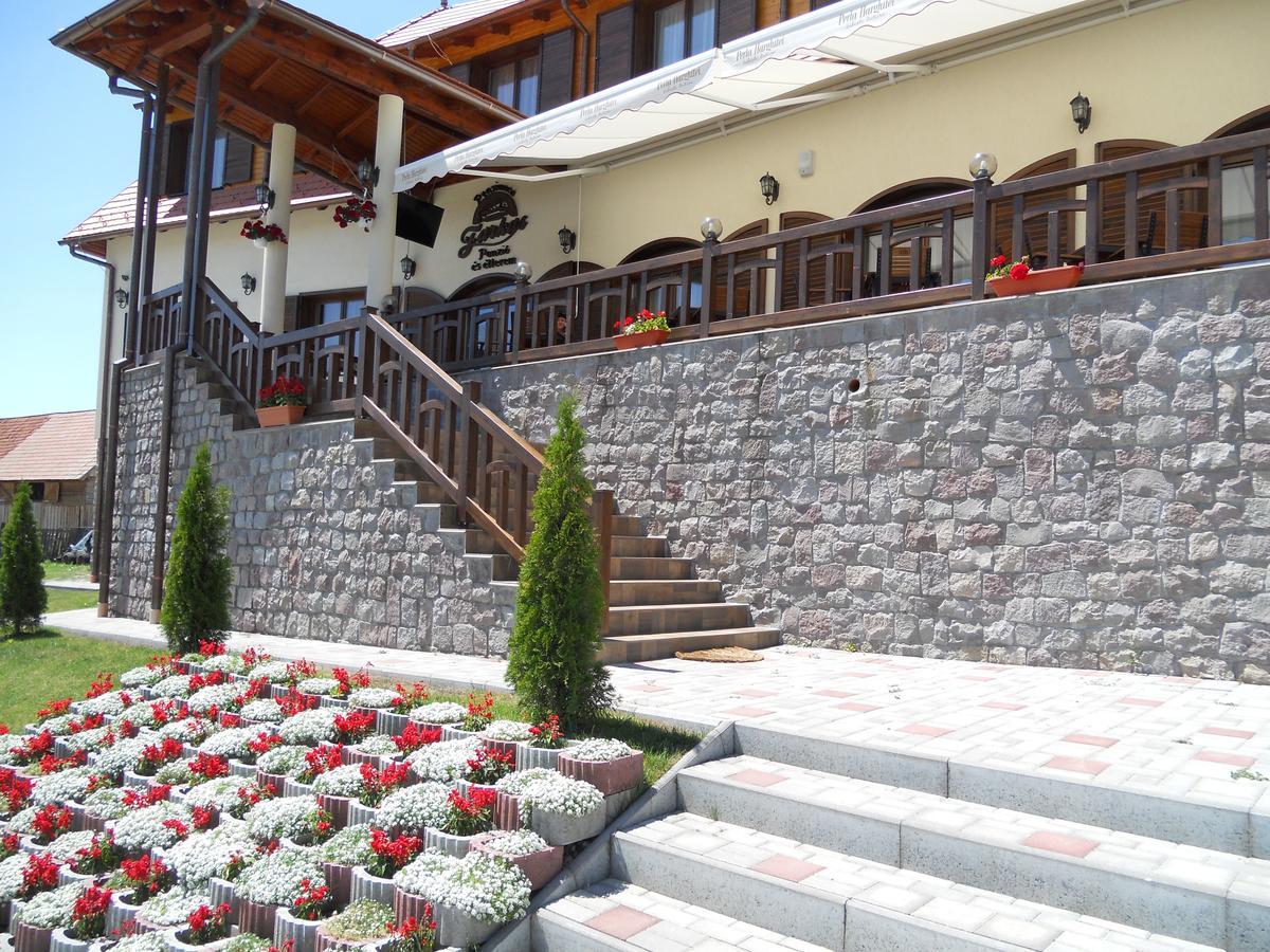Farkas Panzió Hotel Karcfalva Kültér fotó