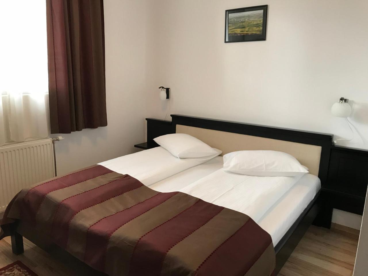Farkas Panzió Hotel Karcfalva Kültér fotó