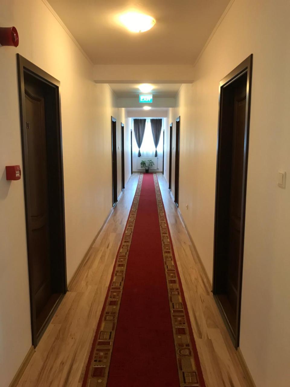 Farkas Panzió Hotel Karcfalva Kültér fotó